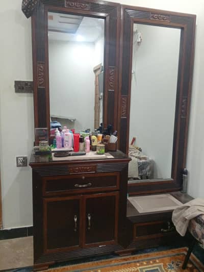 Double Mirror Dressing
