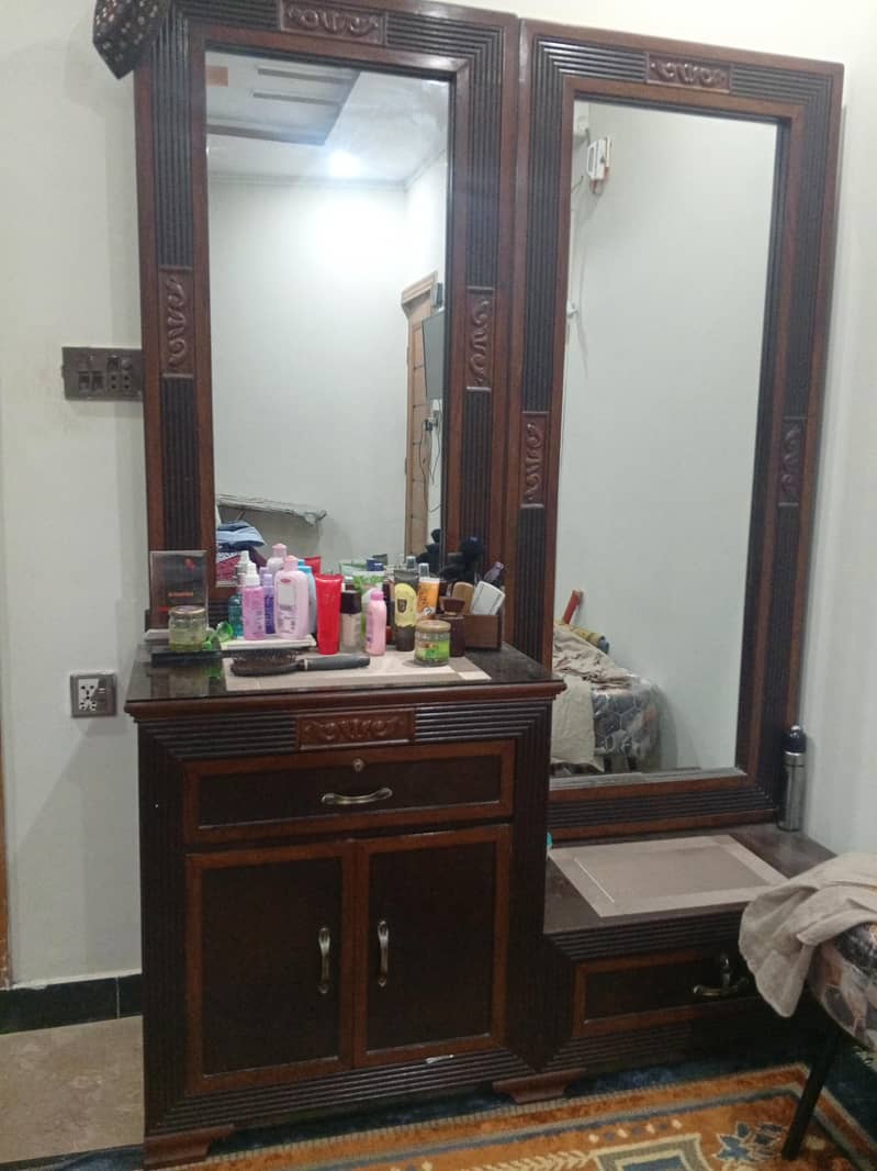 Double Mirror Dressing 0