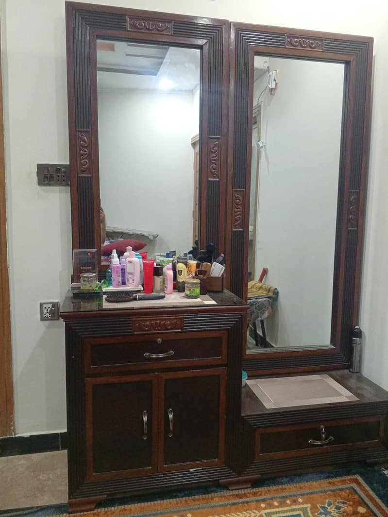 Double Mirror Dressing 1