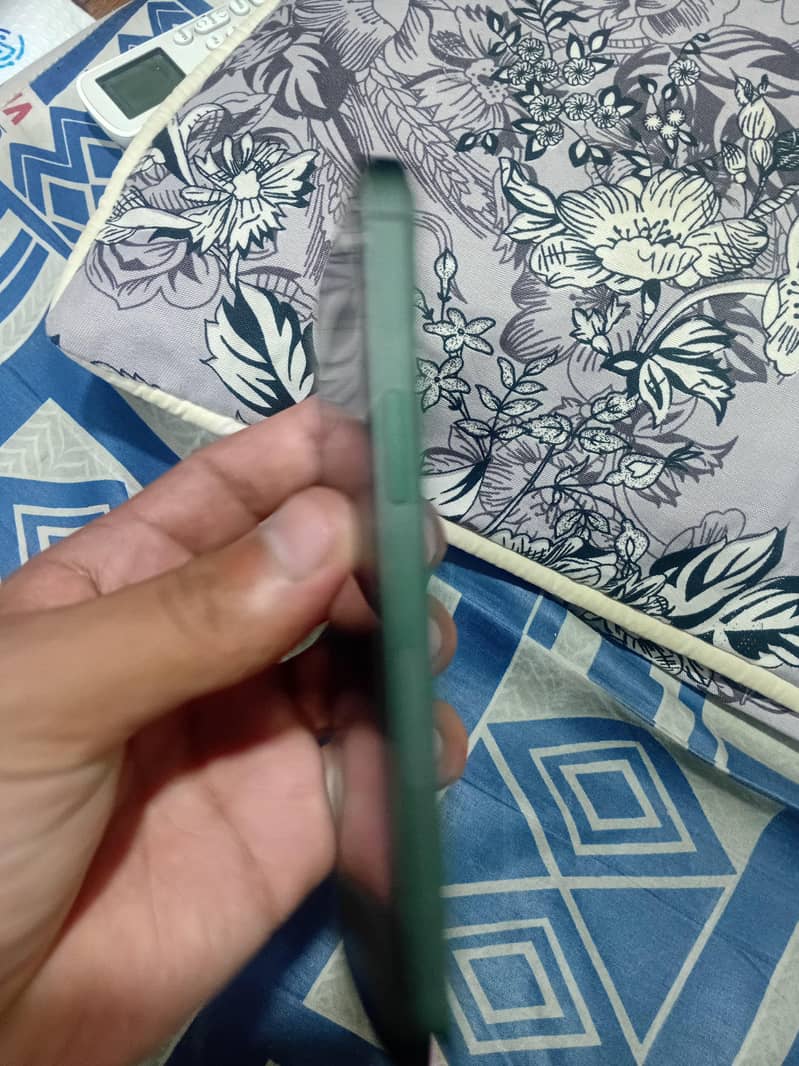 Apple iPhone 13 4