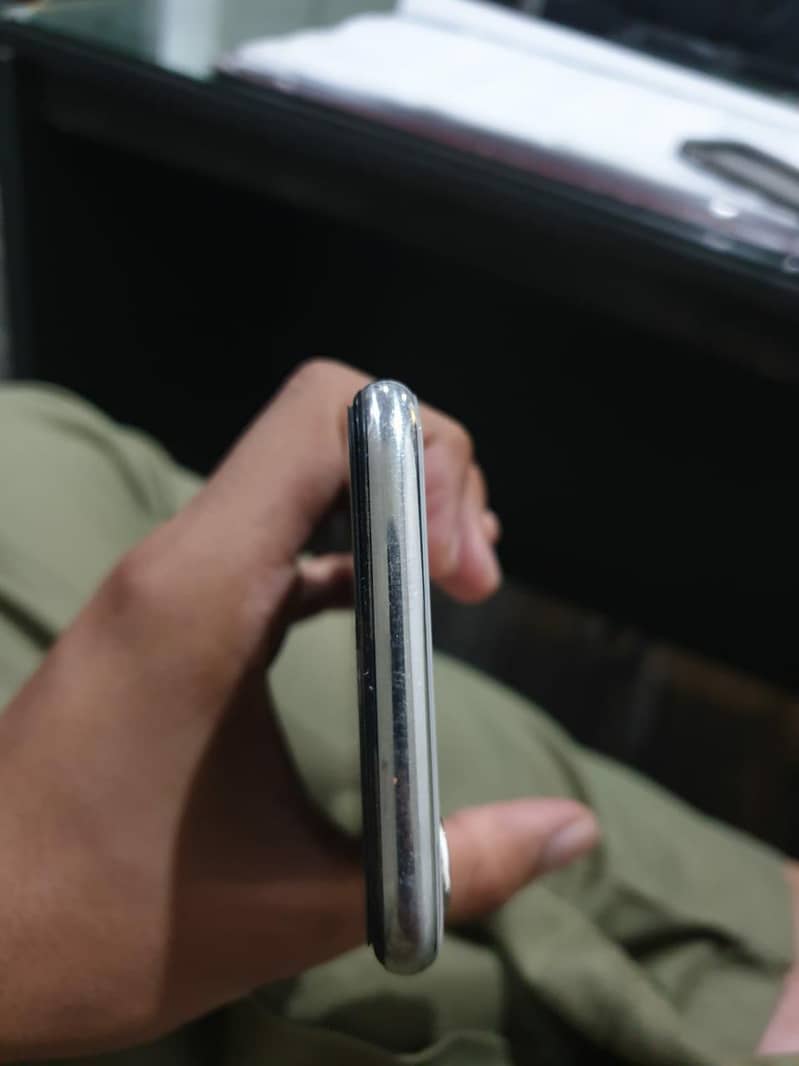 Apple iPhone X 4