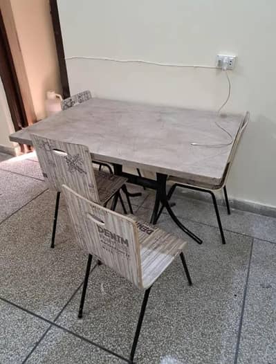 Dining Table with 4 Chairs – Used – Good Condition