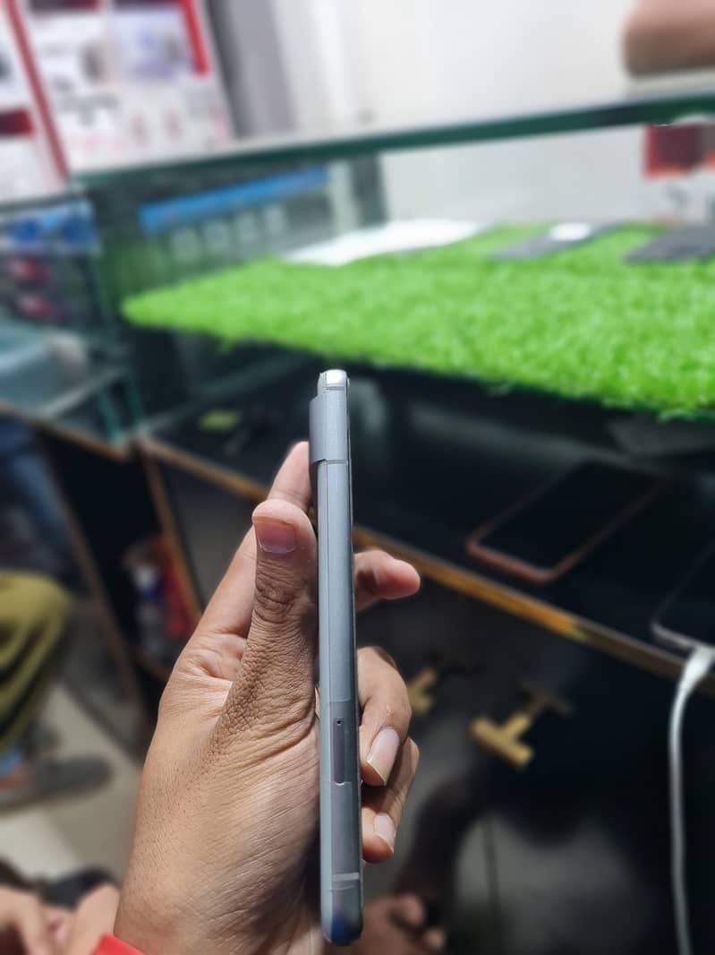 Google Pixel 8 4