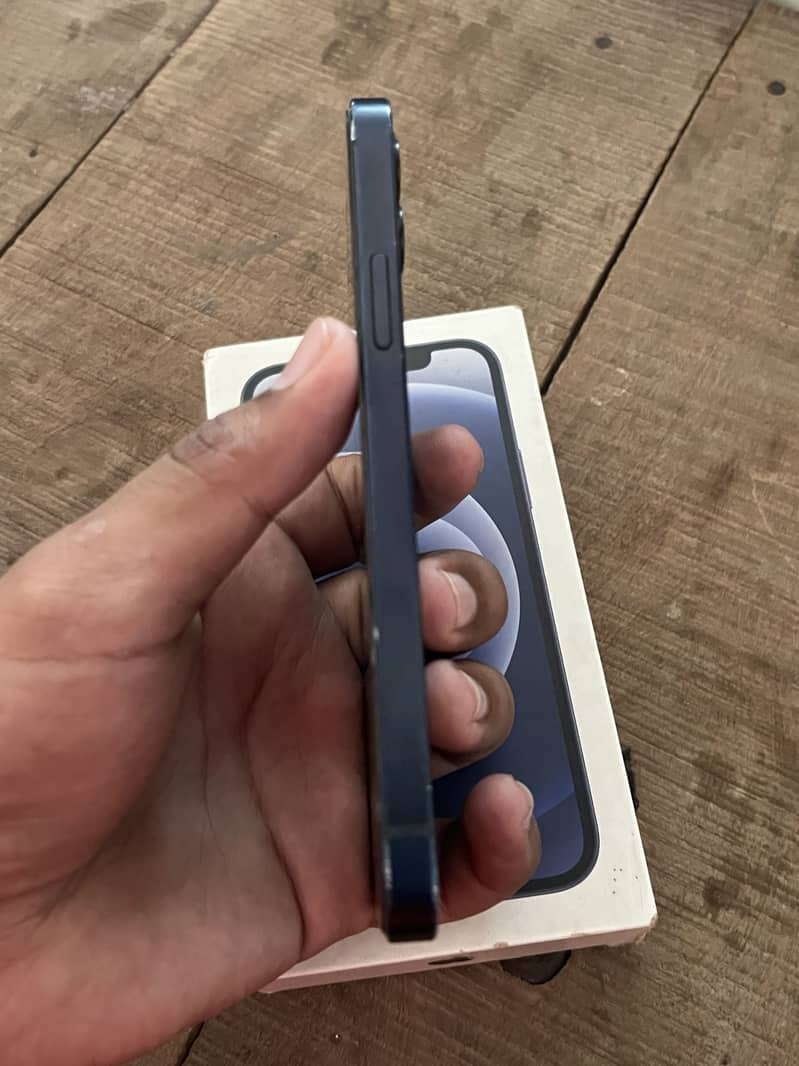 Apple iPhone 12 4