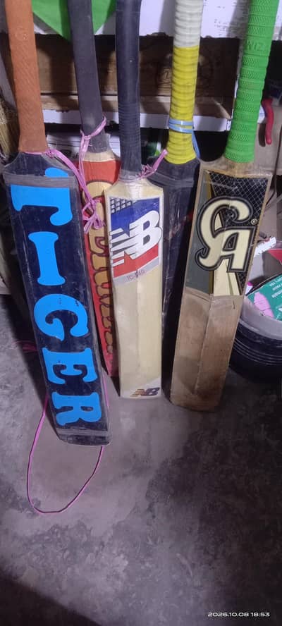 Hard ball and tennis bat. Behtreen bat
