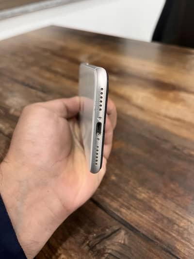 Apple iPhone SE 64gb with charger