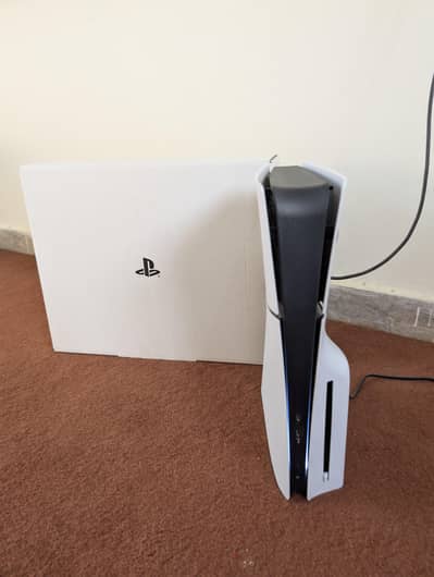 PlayStation 5 Slim 1 TB almost new with extra controller