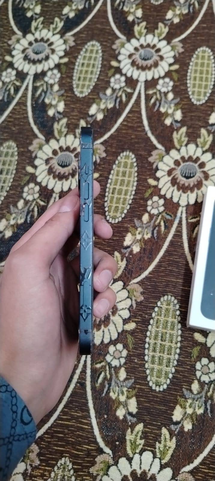 Apple iPhone 13 4