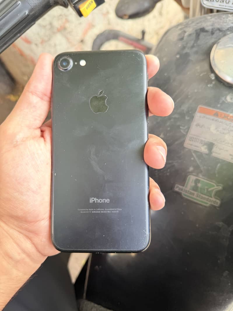 Apple iPhone 7 0