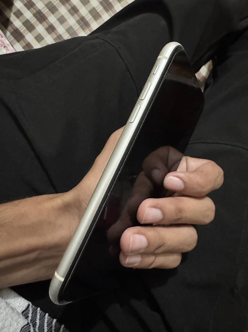 Apple iPhone 11 4