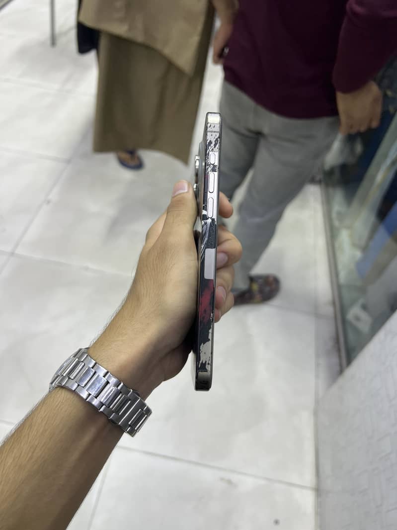 Apple iPhone 15 Pro Max 6