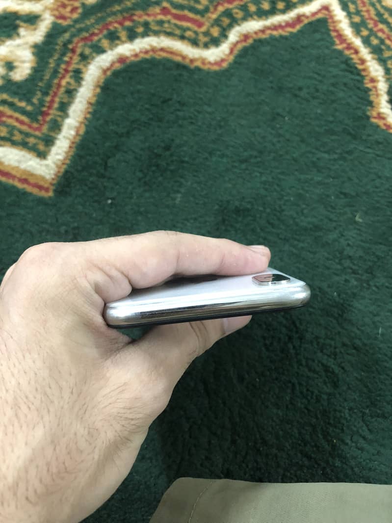 Apple iPhone X 4