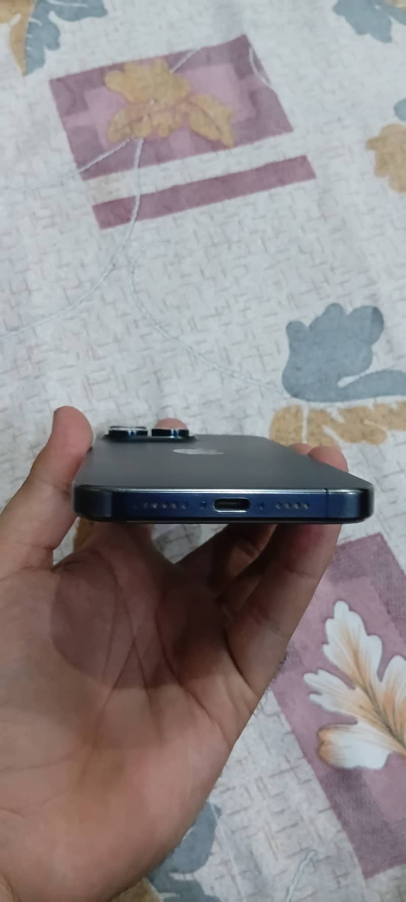 Apple iPhone 15 Pro Max 4