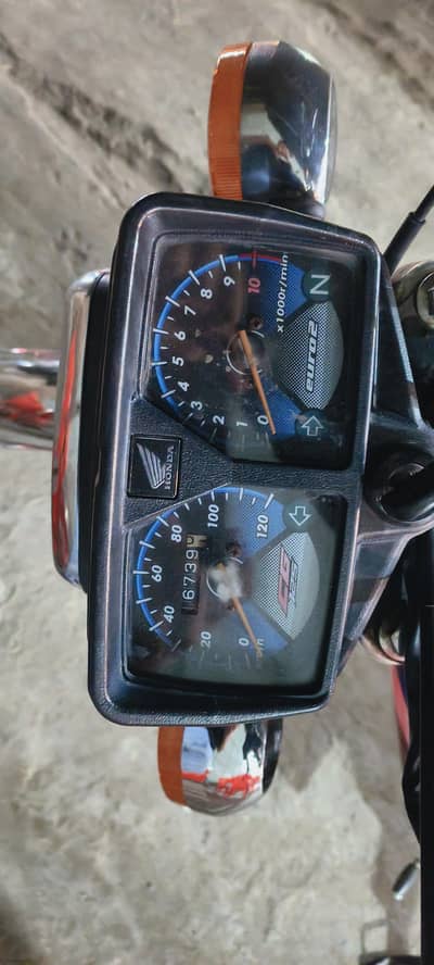 Honda 125 red color