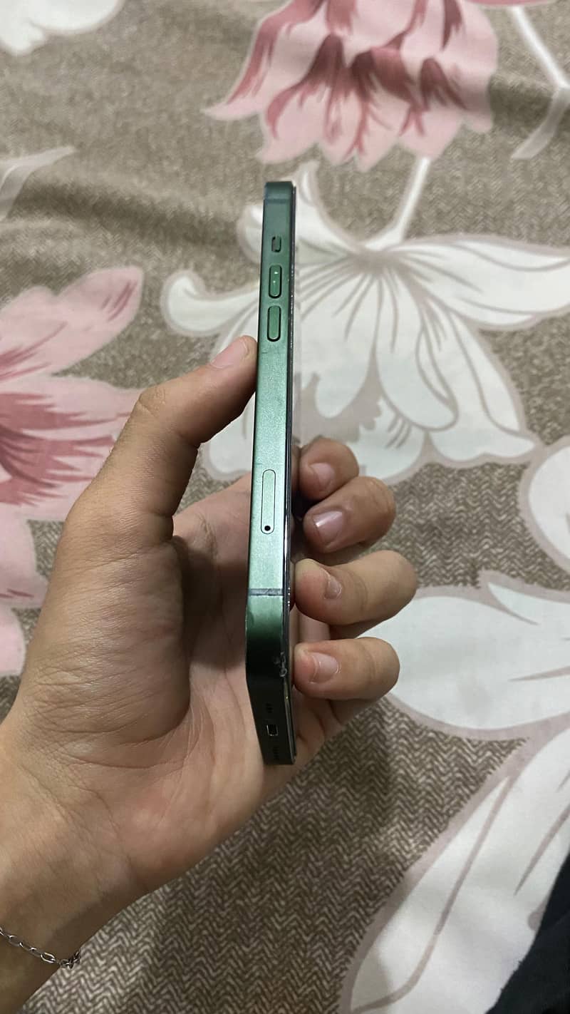 Apple iPhone 13 4