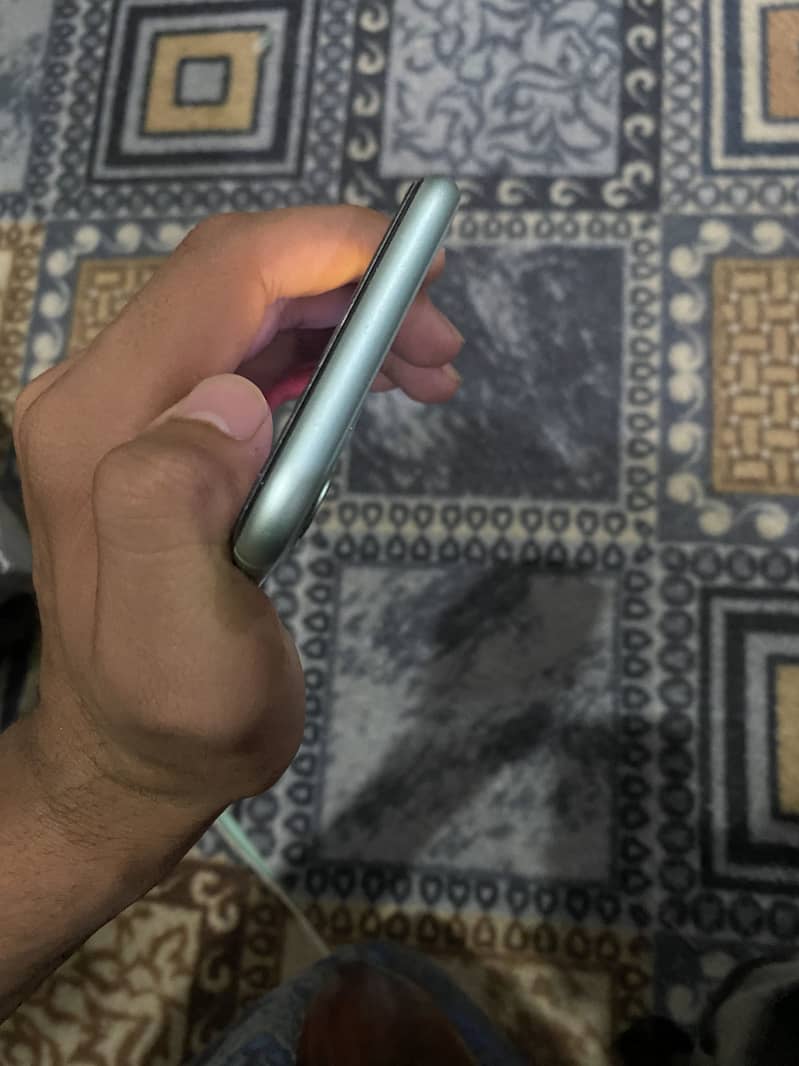 Apple iPhone 11 3