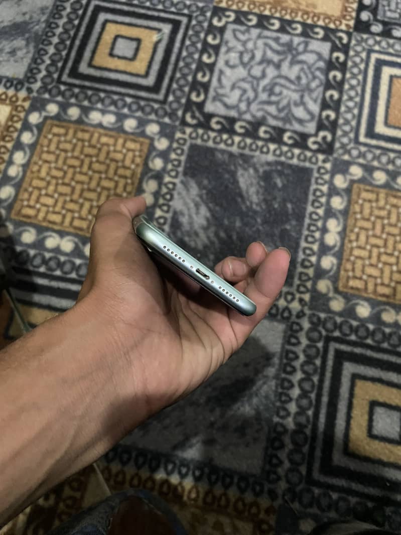 Apple iPhone 11 4