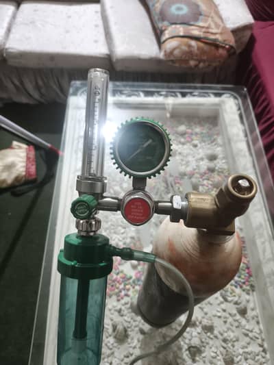 Oxygen Cylinder 10/15 Liter With Regulator – Very Less Used