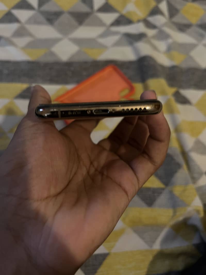Apple iPhone XS 3