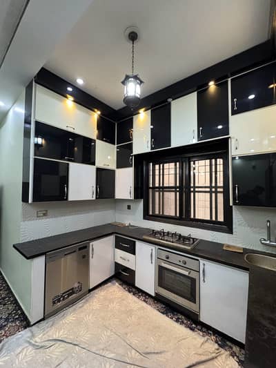 3 bed dd 2nd floor tiles flooring portion available for rent