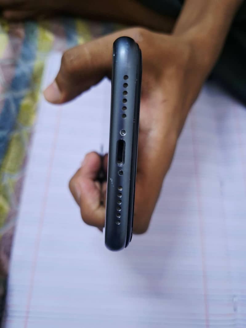 Apple iPhone 11 4