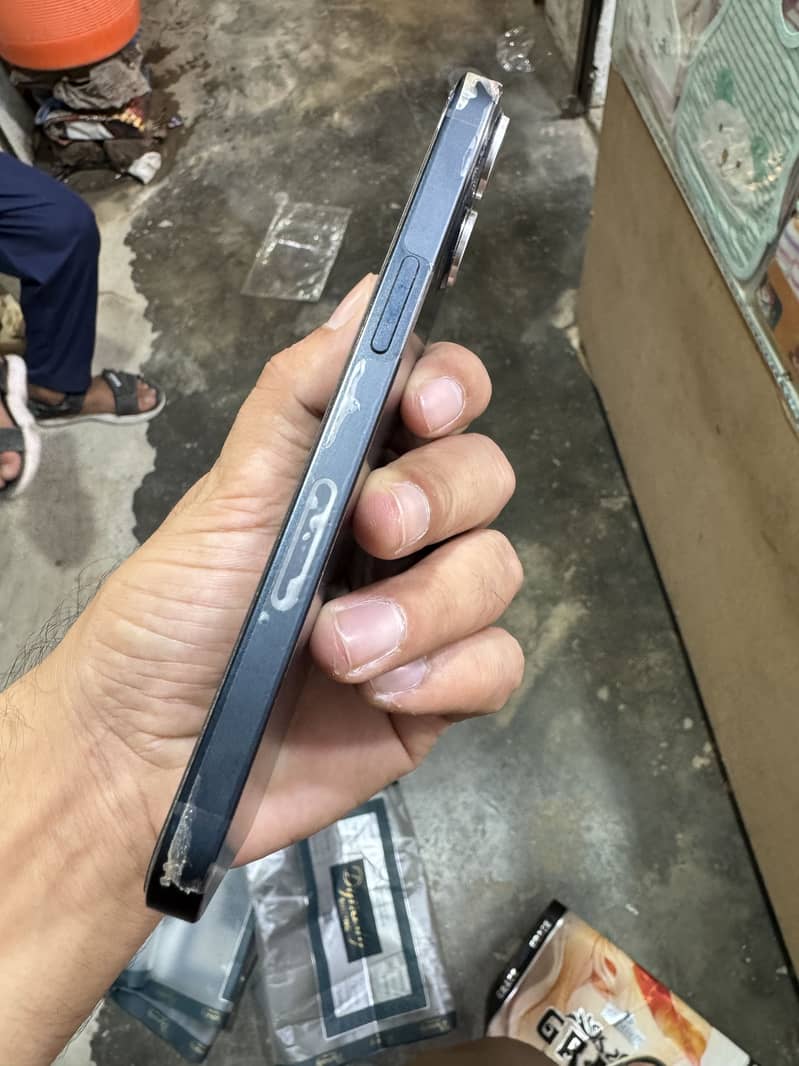 Apple iPhone 13 JV 1