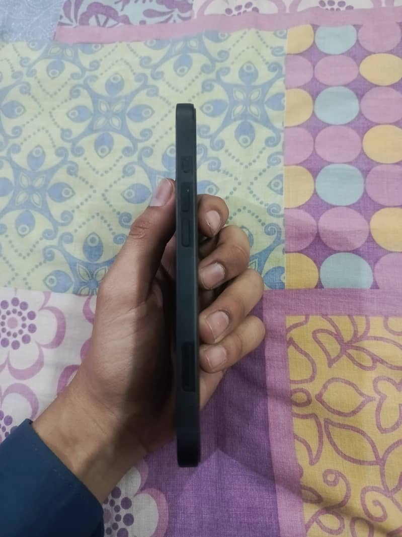 Apple iPhone 13 5
