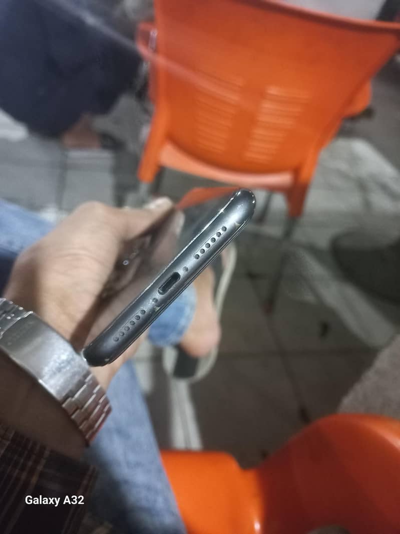 Apple iPhone 11 3