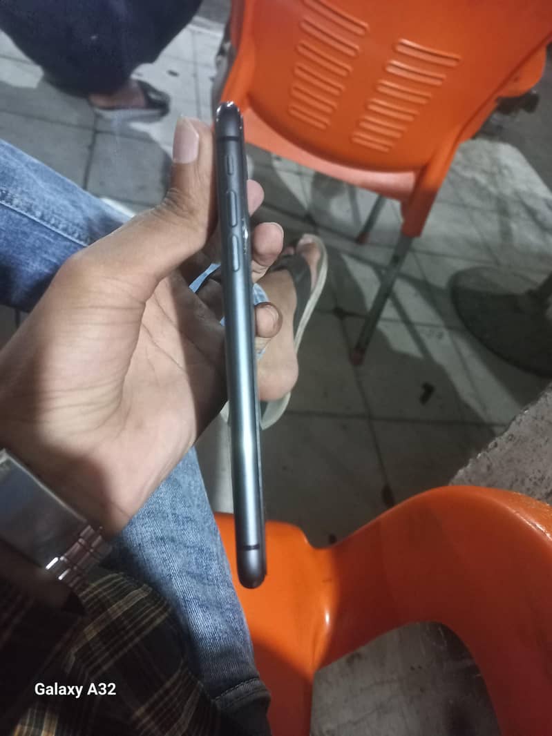 Apple iPhone 11 4