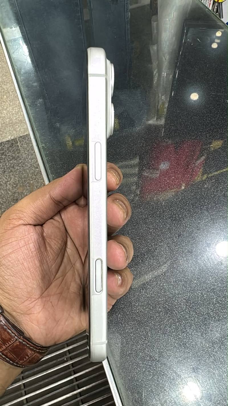 Apple iPhone 17 Pro Max 4