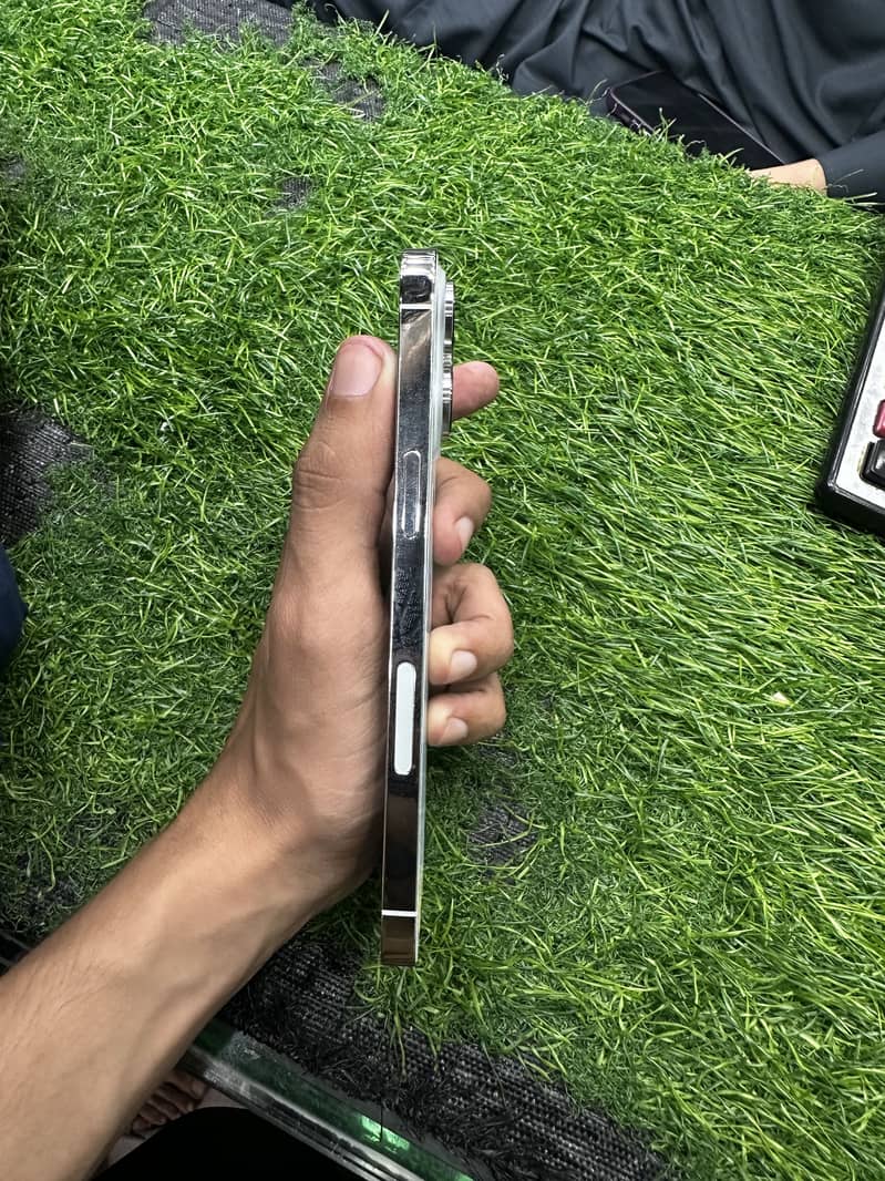 Apple iPhone 14 Pro Max 1
