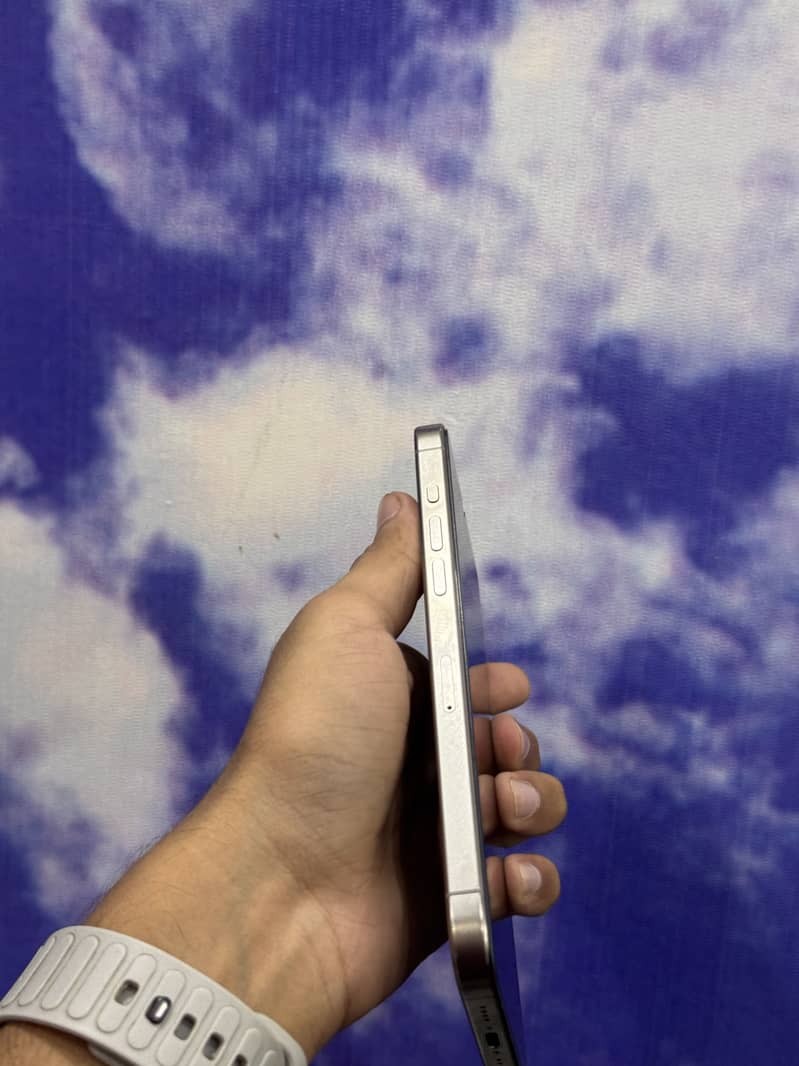 iPhone 15 Pro Max 4