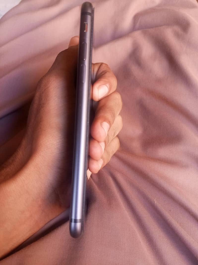 Apple iPhone 8 3