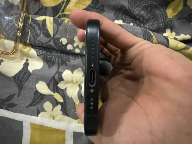 Apple iPhone 16 4