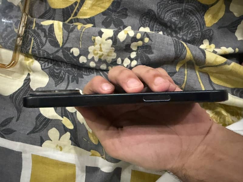 Apple iPhone 16 5