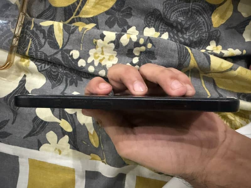 Apple iPhone 16 6
