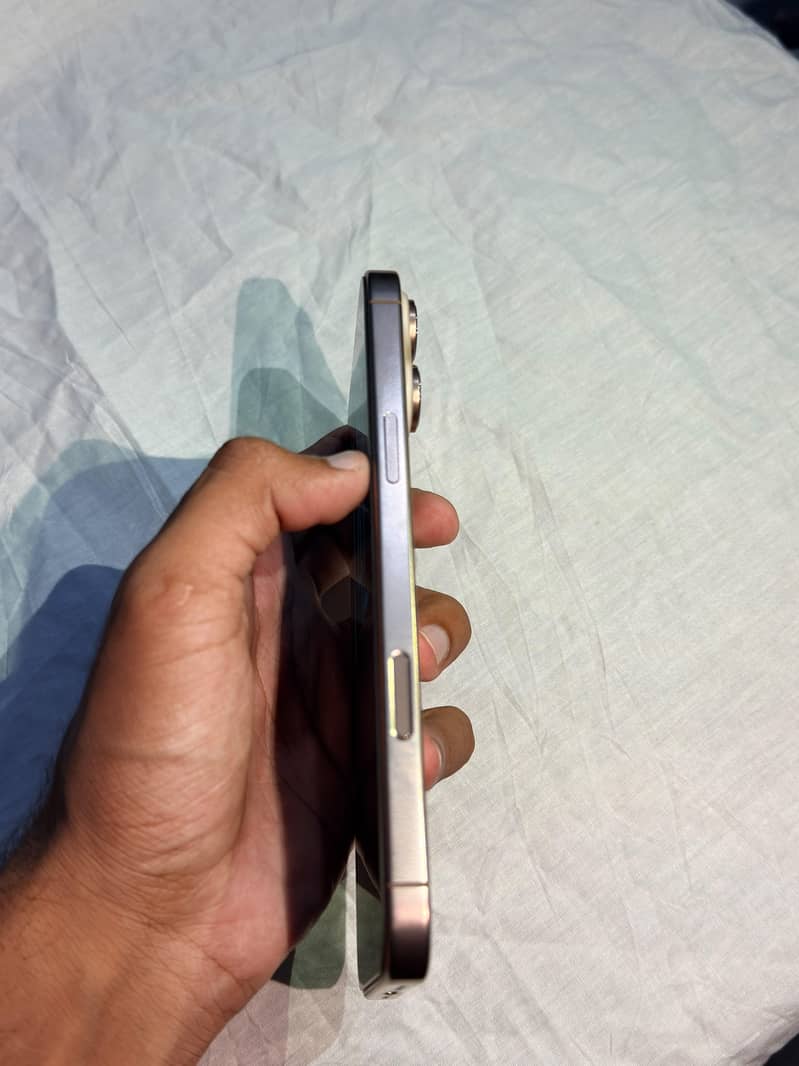 Apple iPhone 16 Pro Max 3