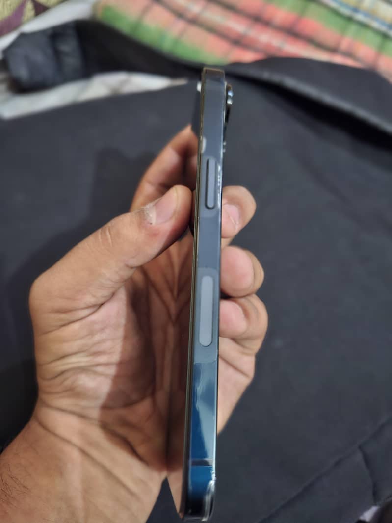 Apple iPhone 13 2