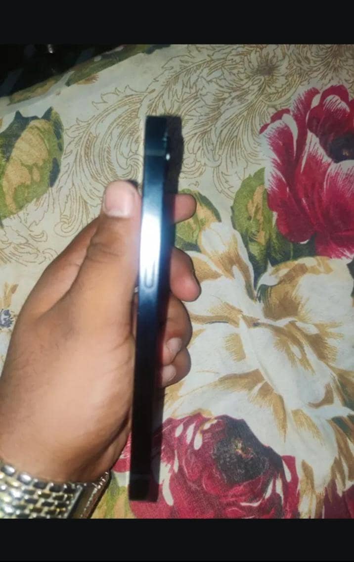 Apple iPhone 16e 2