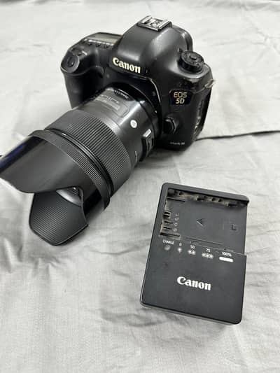 Canon 5D & 6D, Nikon D750, 85mm, 35mm, 24-70mm, flash