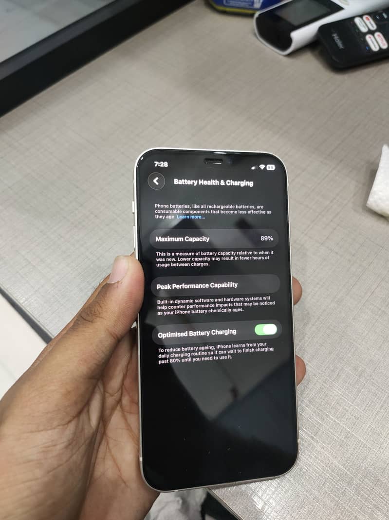 Apple iPhone 12 4