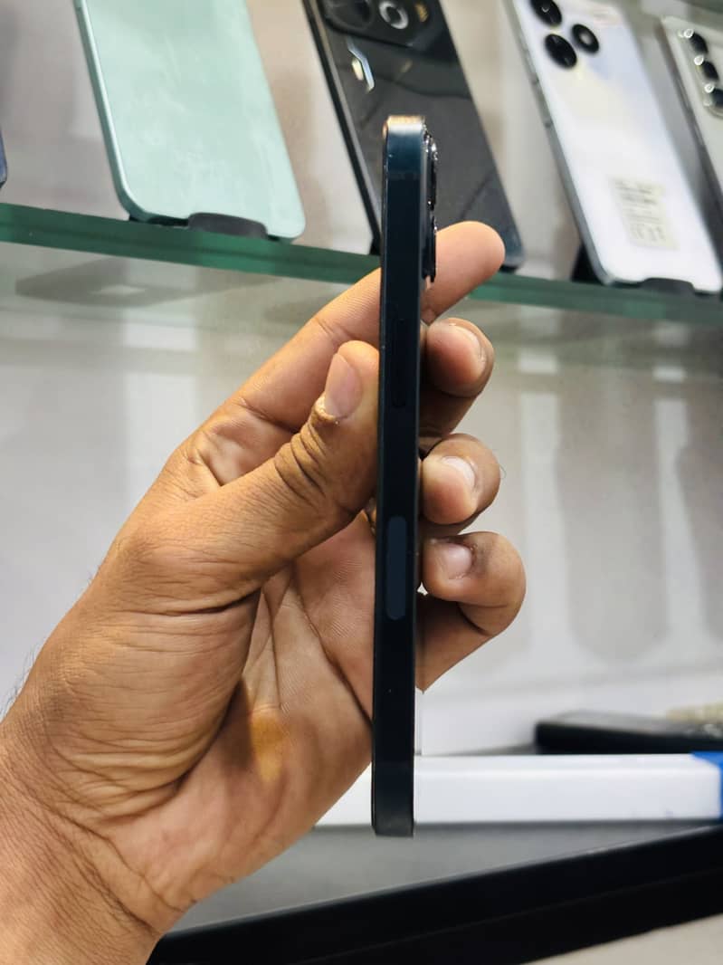 Apple iPhone 13 1
