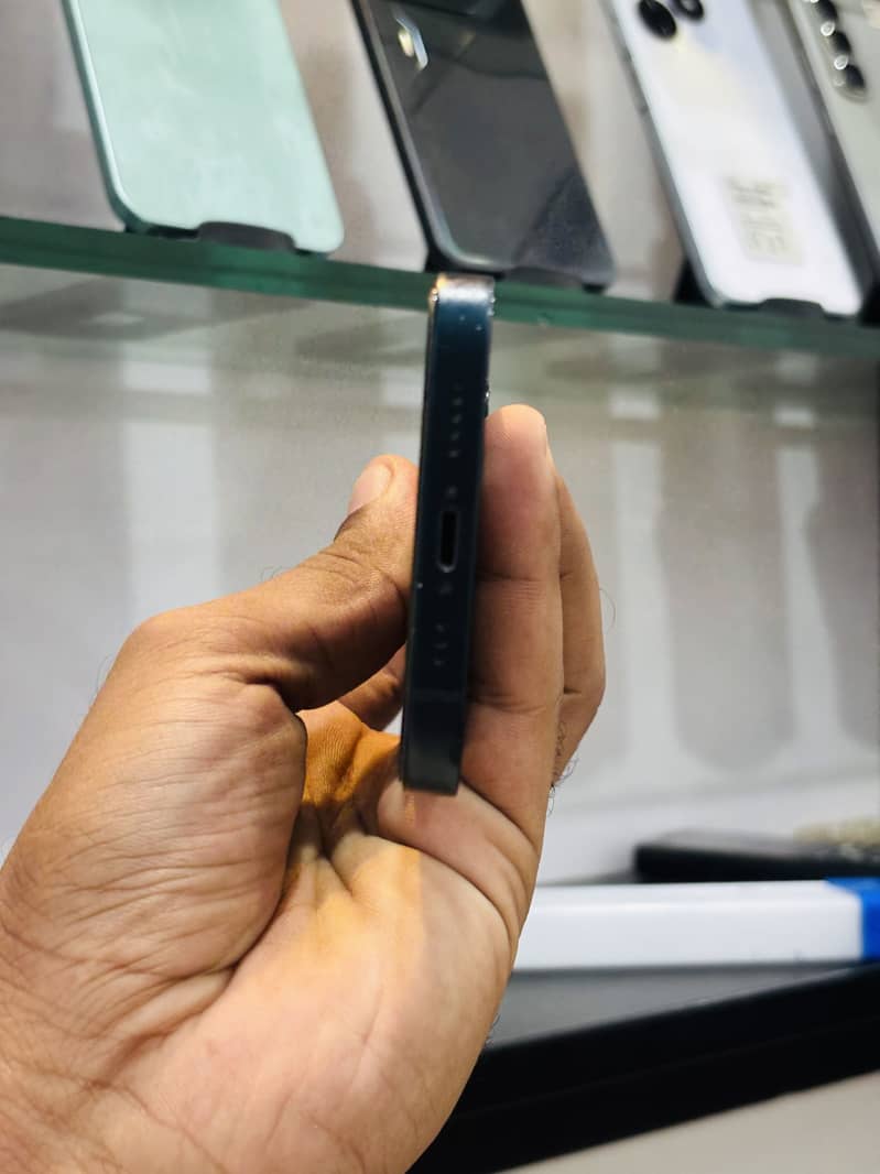 Apple iPhone 13 2