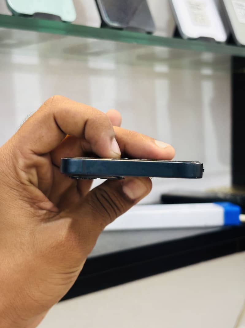 Apple iPhone 13 4