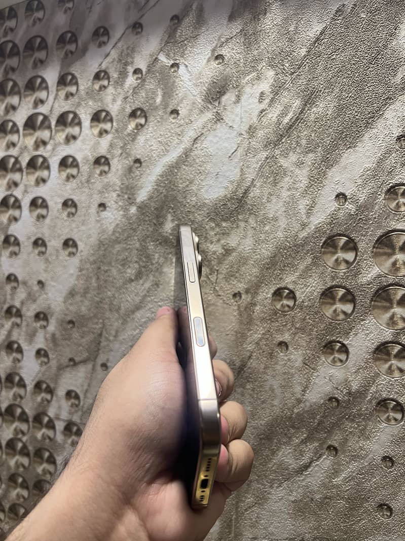 Apple iPhone 16 Pro 2