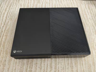 XBOX ONE 500GB w/ 6 GAMES