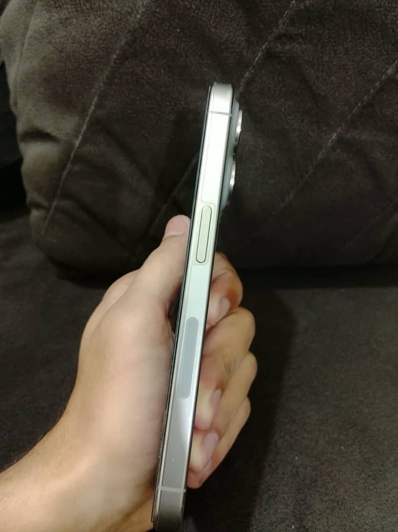 Apple iPhone 15 Pro 4