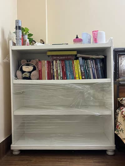 BOOKSHELF IN A GOOD CONDITION