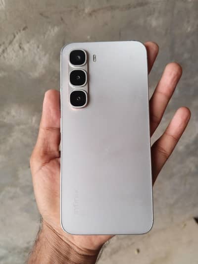 Infinix hot 60 pro 8/128 storage with original box and charger