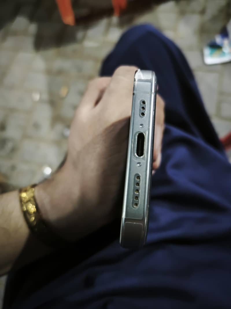 Apple iPhone 16 Pro 1